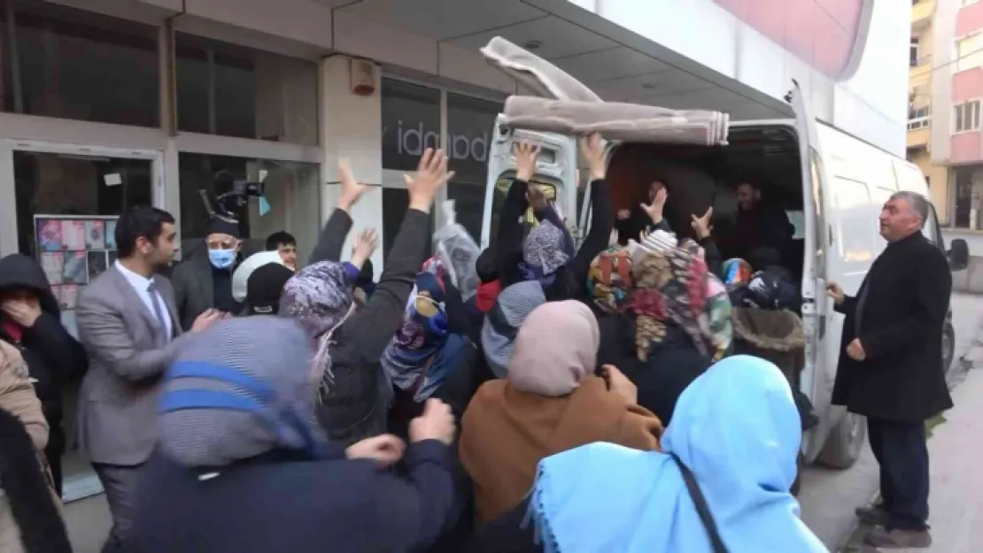 Rezillik! Uçuşan halıları kapmak için birbirlerini ezdiler