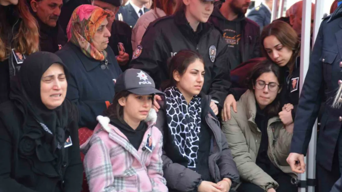 Polis babasının şapkasını bir an olsun başından çıkarmadı