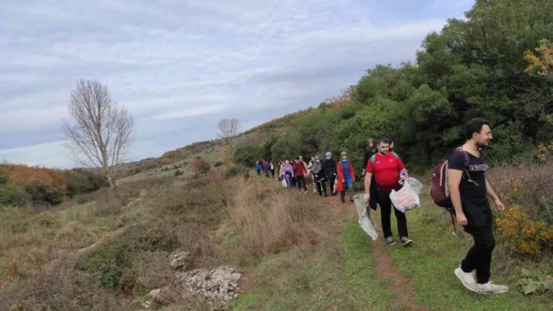 Hem doğada yürüdüler hem de 35 kilo atık topladılar