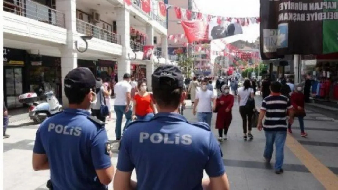Hâlâ karantina ihlali yapıp sokakta geziyorlar!