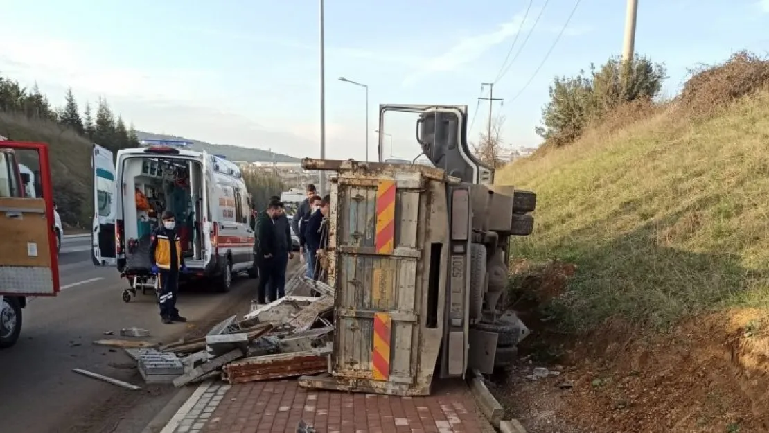 Hurda yüklü kamyonet devrildi!