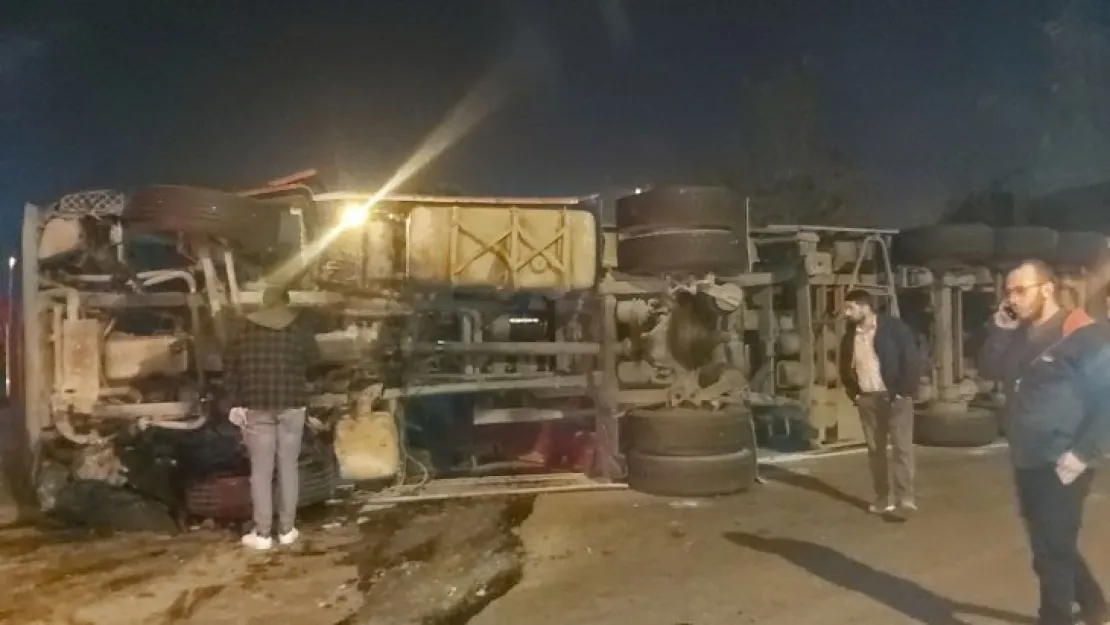 Hurda yüklü tır devrildi, sürücü kabinde sıkıştı!