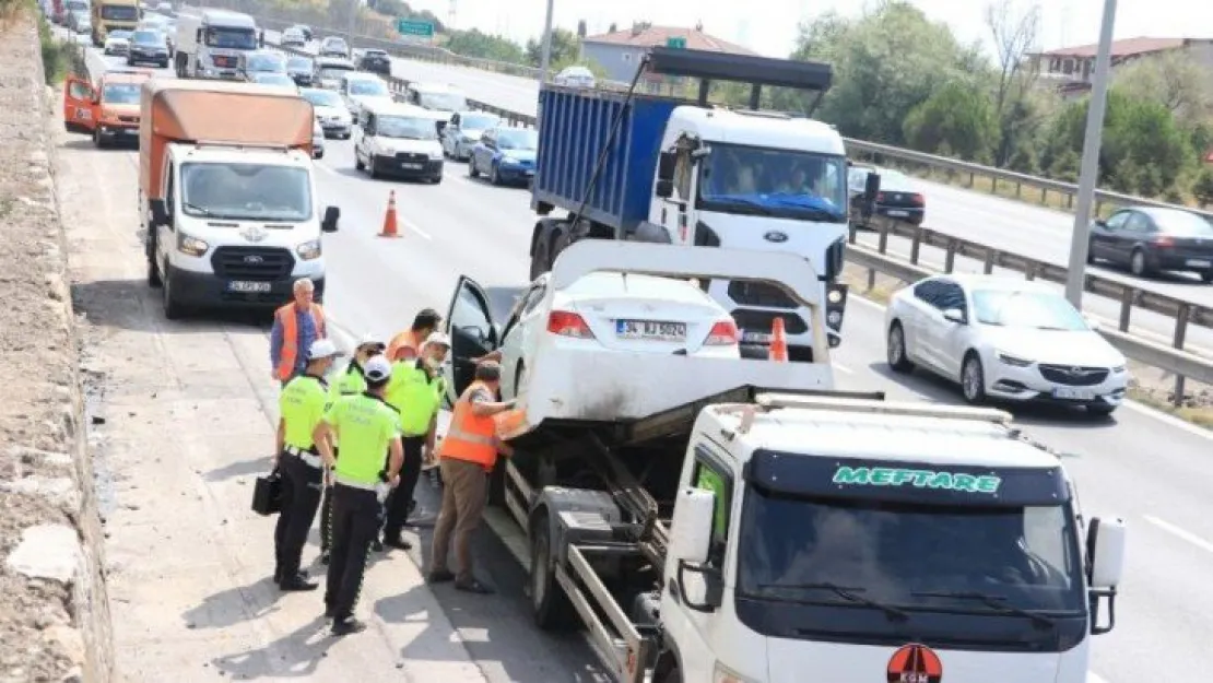 Hurdaya dönen otomobilden yara almadan kurtuldular