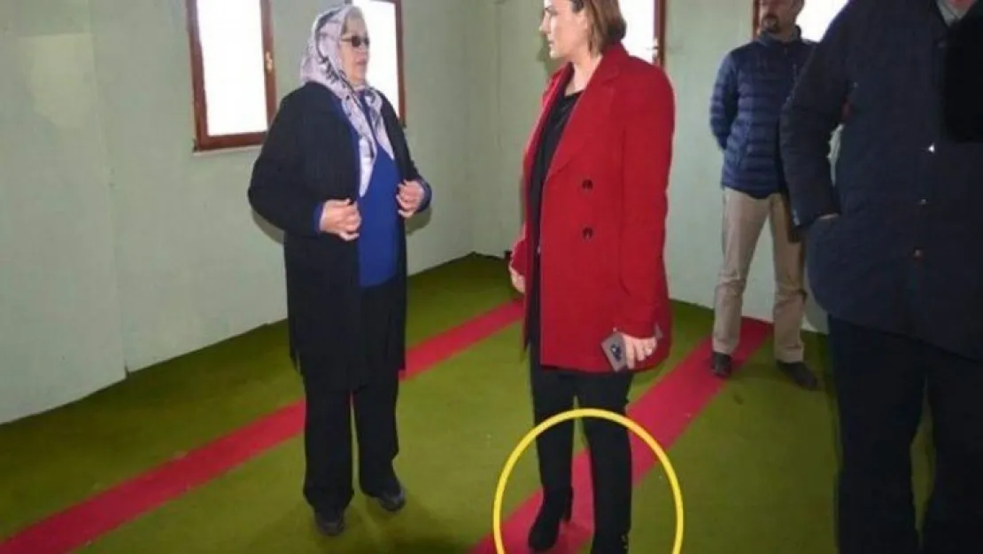 Hürriyet camiye ayakkabı ile mi girdi?
