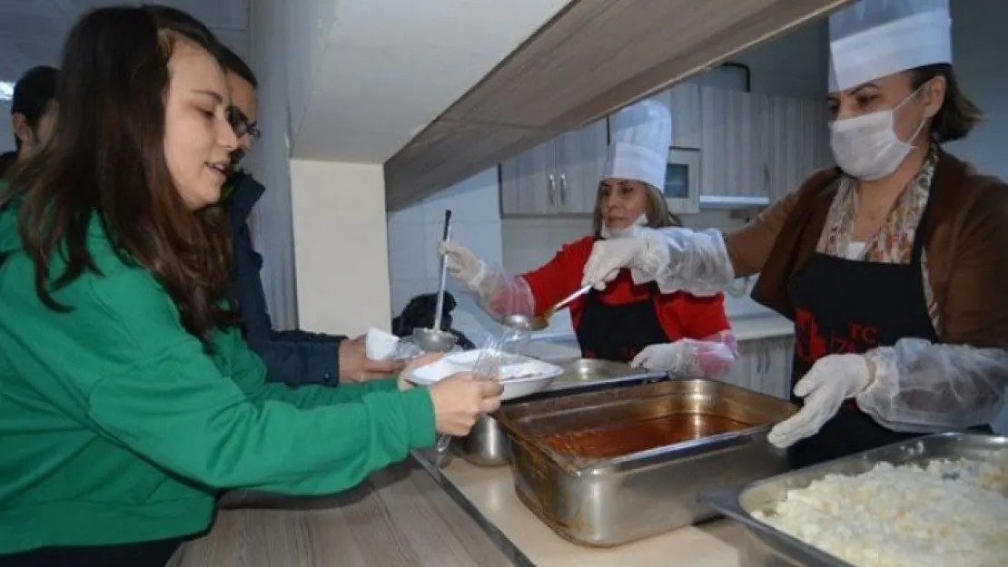 Hürriyet'in Anne Eli projesine yemek firmalarından destek