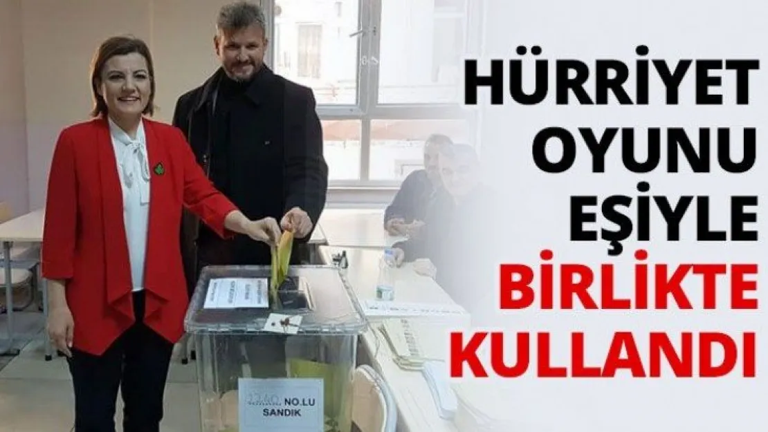 Hürriyet oyunu eşiyle birlikte kullandı