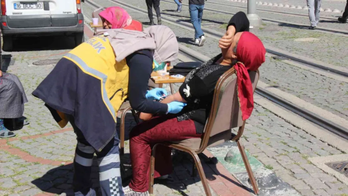 Husumetlisini makasla sırtından yaraladı
