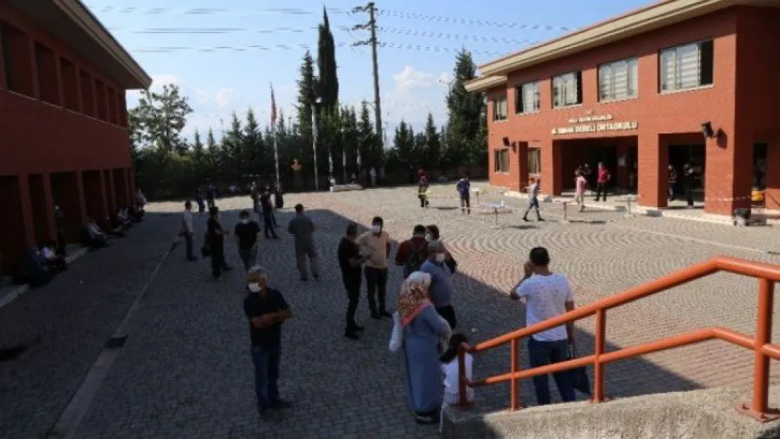 İçeri girebilmek için dakikalarca dil döktü!