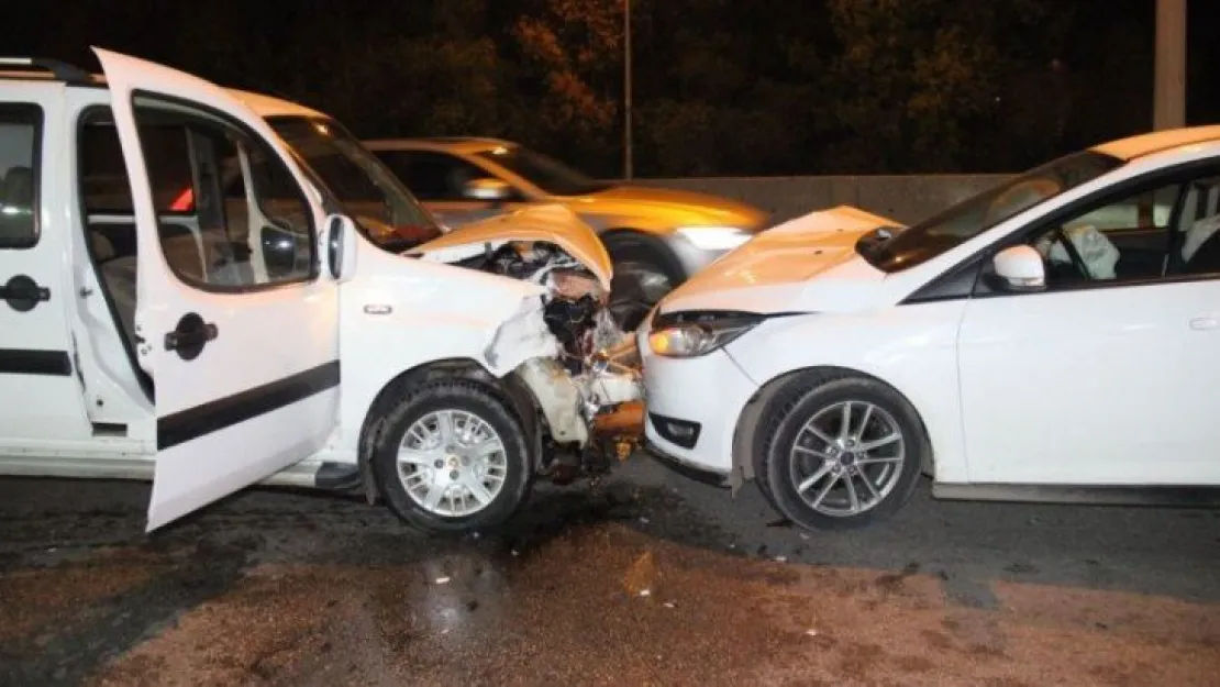 İki araç kafa kafaya çarpıştı: 2 yaralı