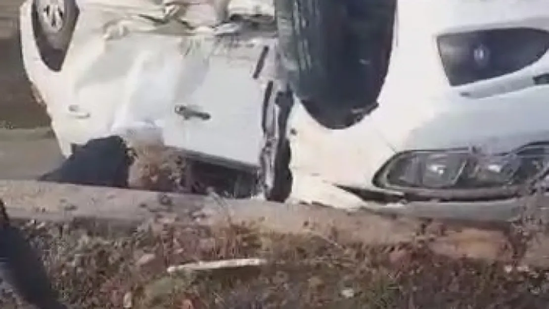 İki aracın karıştığı kazada otomobil kanala uçtu