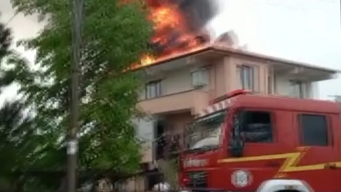Apartmanın çatısı alev alev yandı