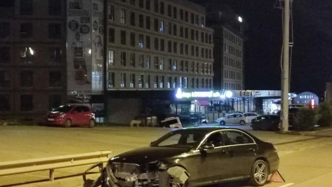 İki otomobil çarpıştı: 1 yaralı