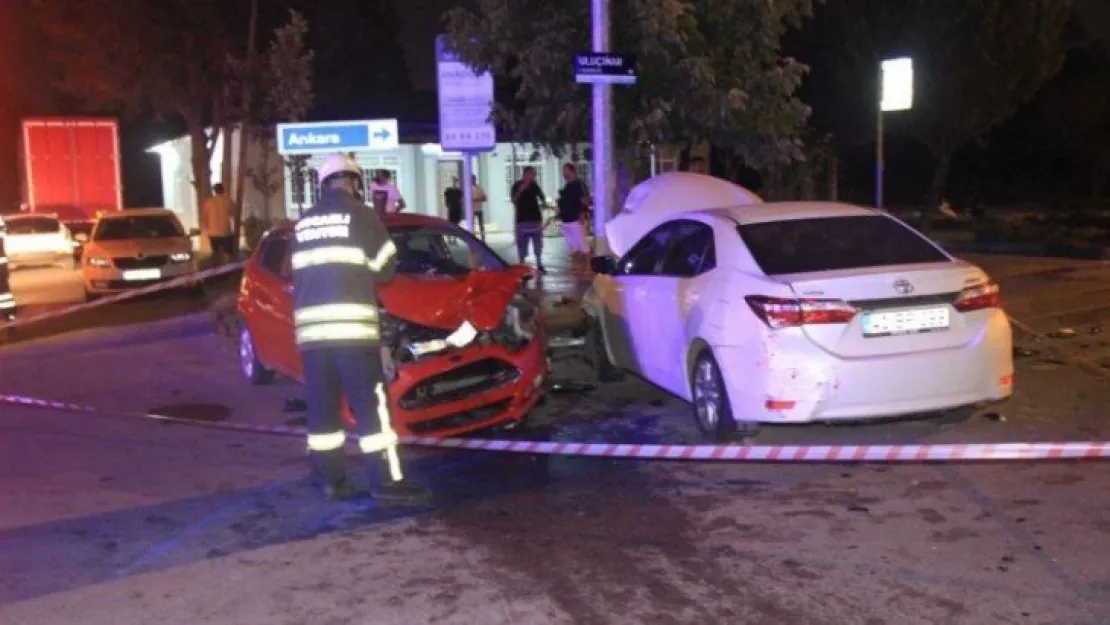 İki otomobil kafa kafaya çarpıştı: 2'si çocuk, 6 yaralı