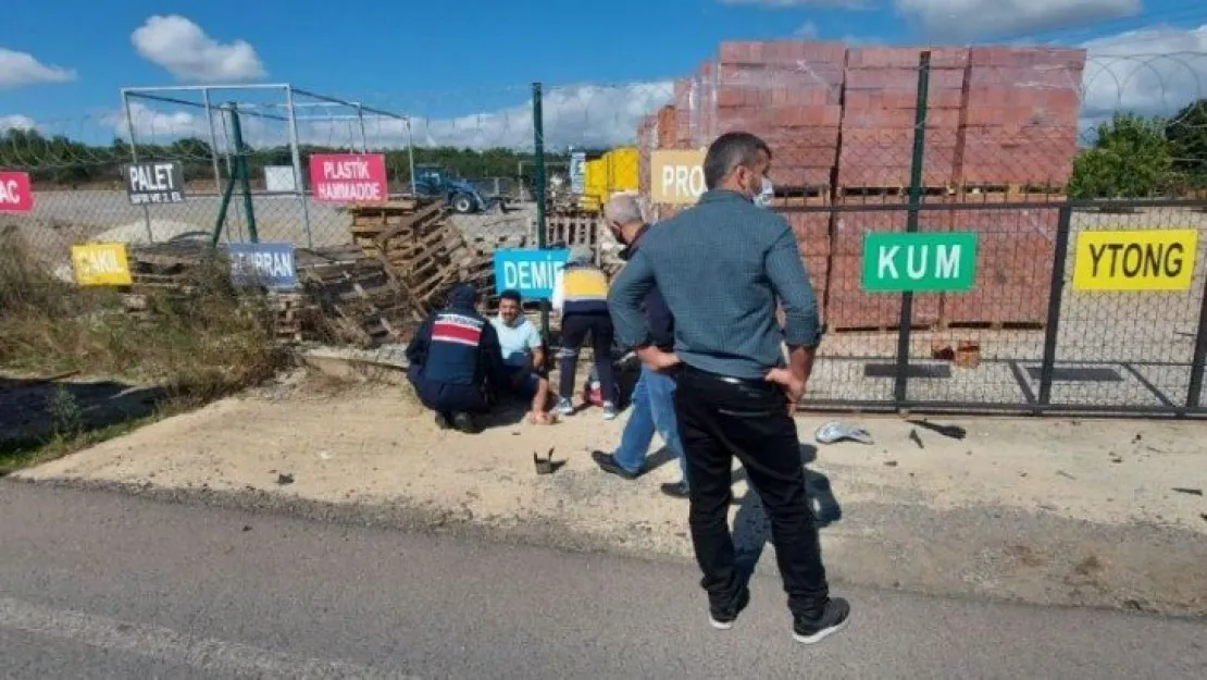 İki otomobil kafa kafaya çarpıştı, araçta sıkışan yaralıları itfaiye ekipleri kurtardı