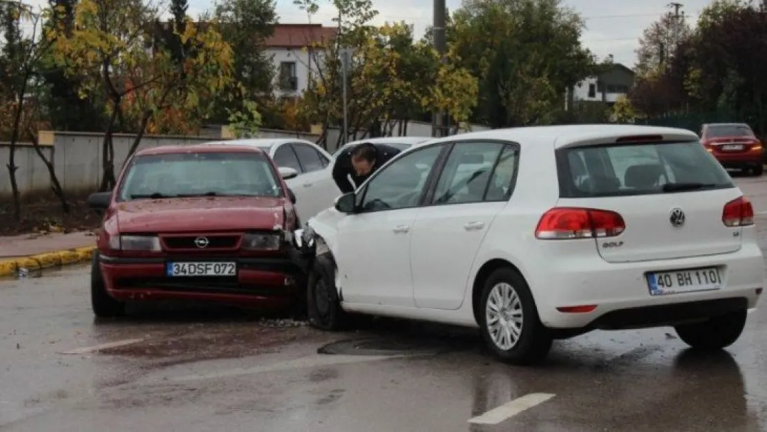 İki otomobil kafa kafaya çarpıştı: 1 yaralı
