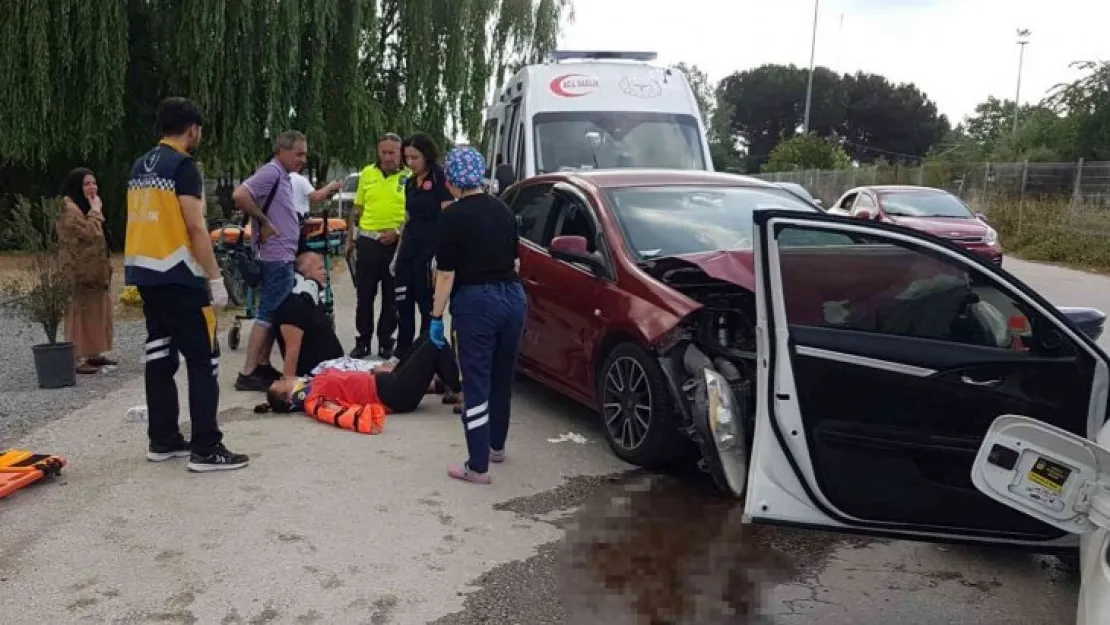 Sapanca'da iki otomobil kafa kafaya çarpıştı: 5 yaralı