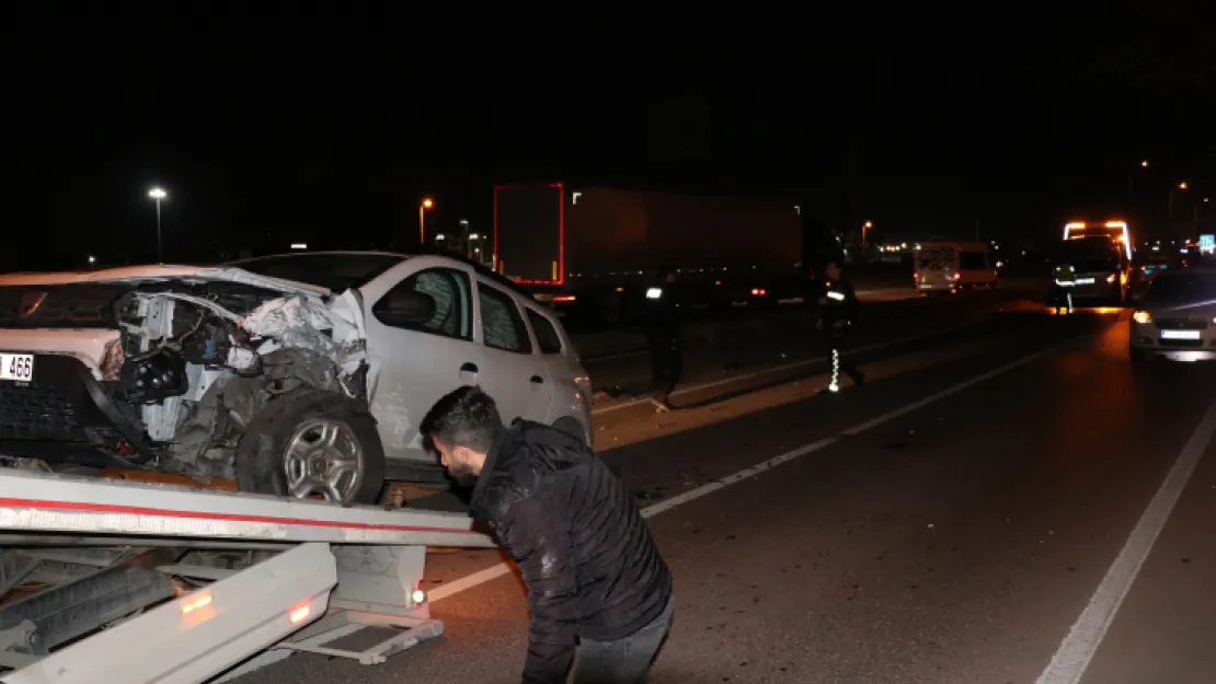İki otomobil kafa kafaya çarpıştı!