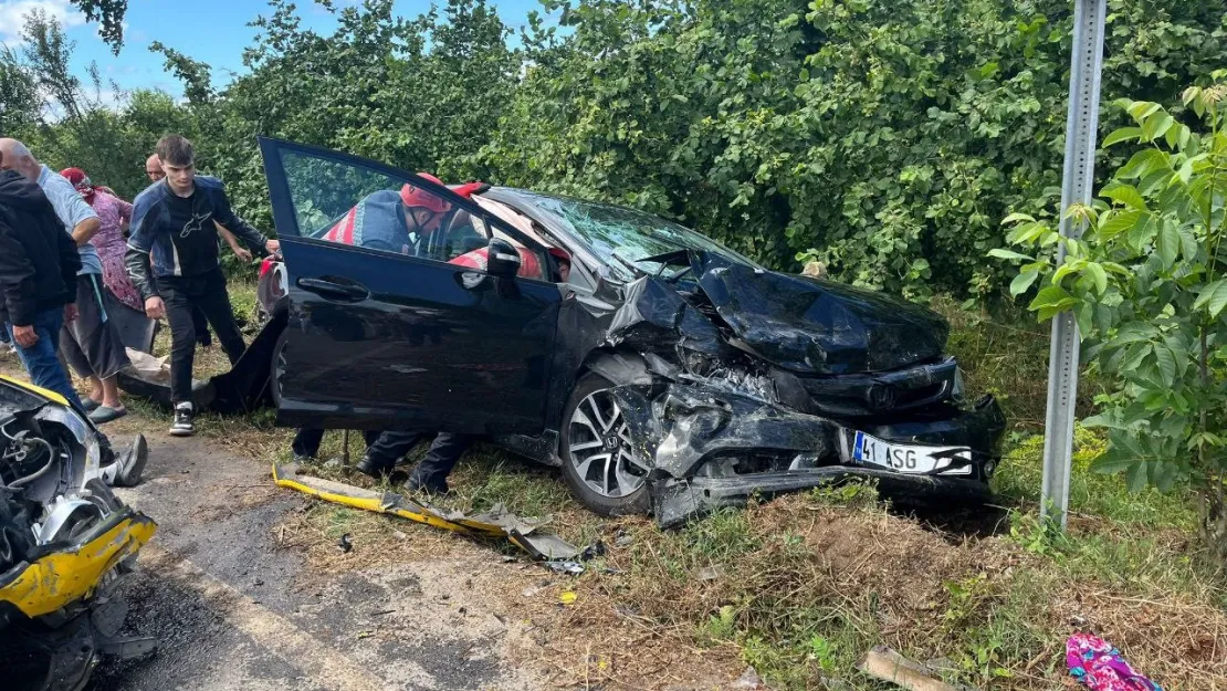 Karasu'da iki otomobil kafa kafaya çarpıştı: 8 yaralı