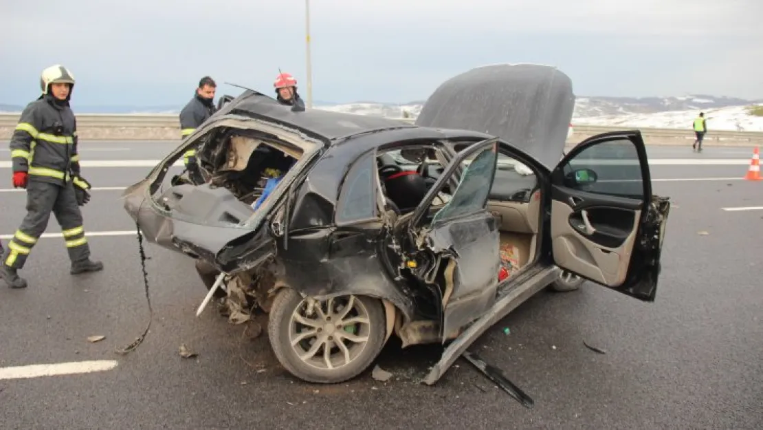 İki otomobil kazaya karıştı, otomobillerden eser kalmadı