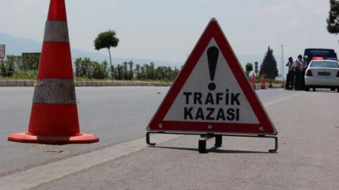 iki otomobil ve kamyon çarpıştı 4 yaralı!