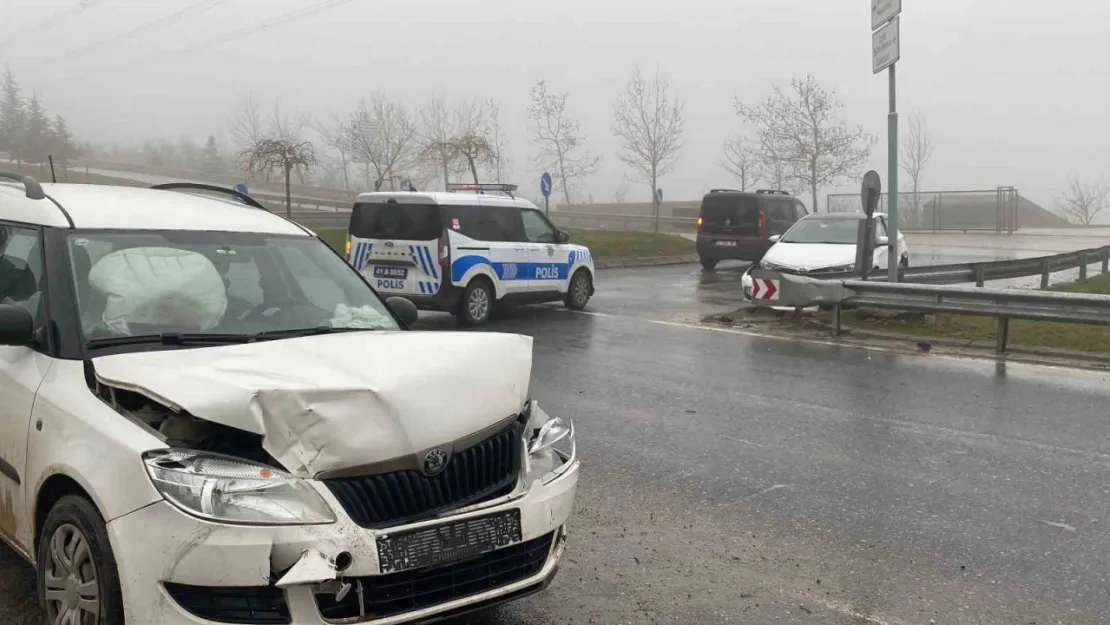 İki otomobilin çarpıştığı kazada sürücüler yaralandı