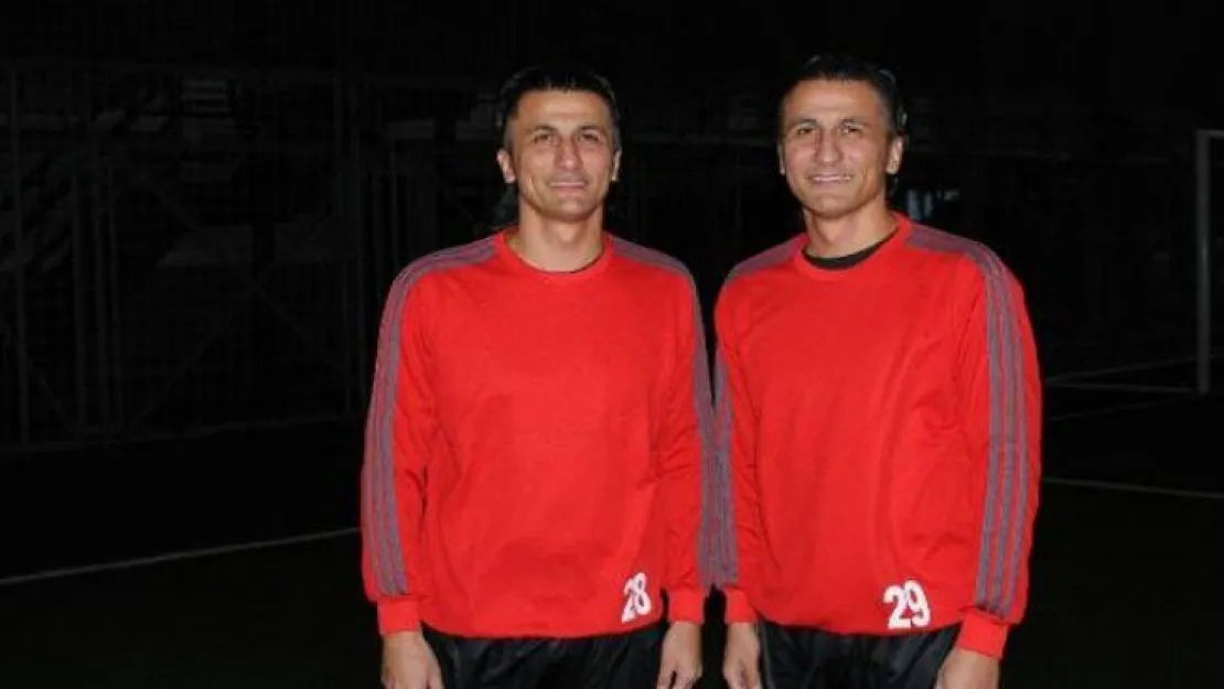 İkiz futbolcu kardeşler, hakemi de şaşırtıyor
