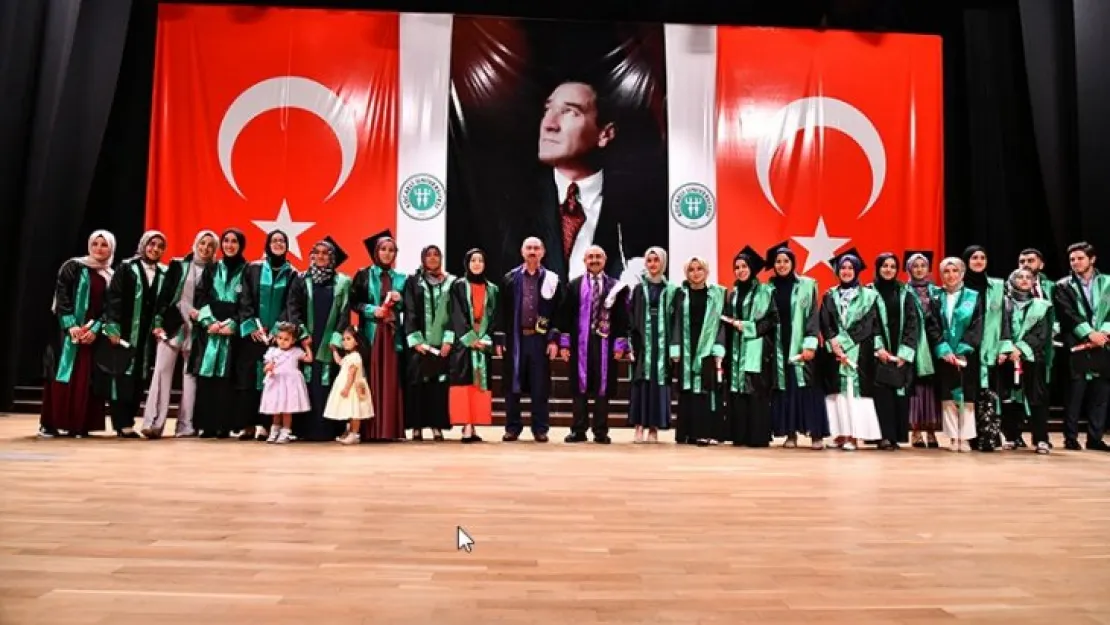 İlahiyat Fakültesi'nden 400 genç mezun oldu