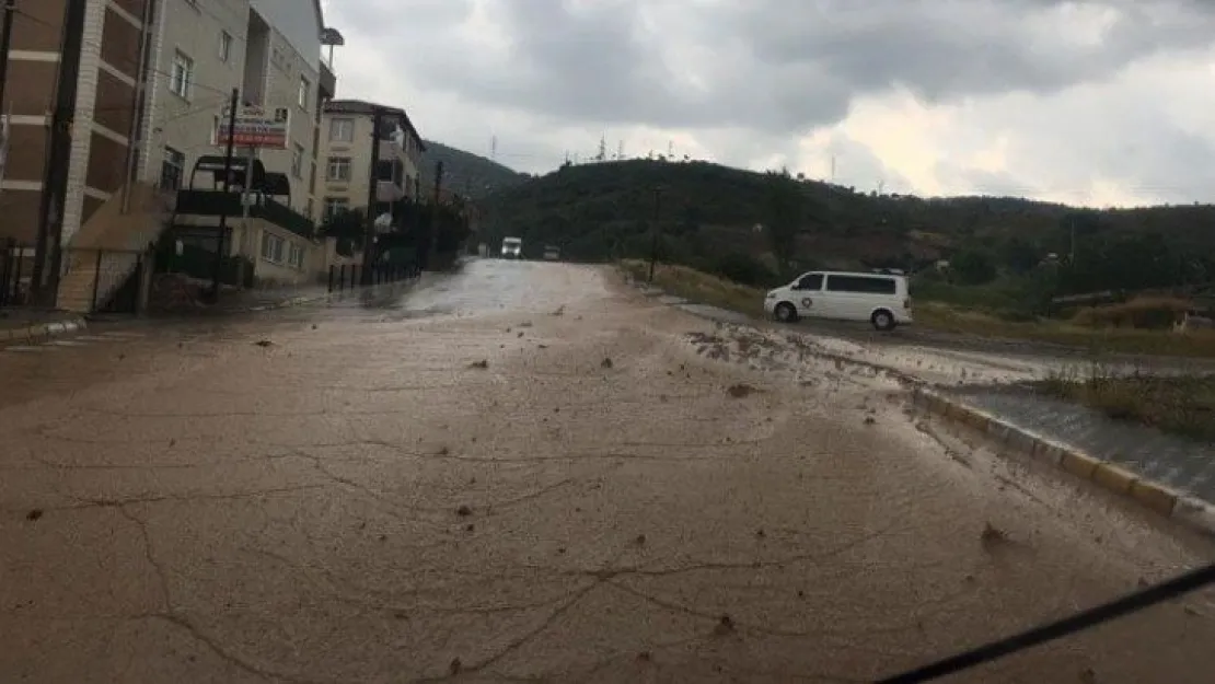 İlimtepe yolundan çamur aktı