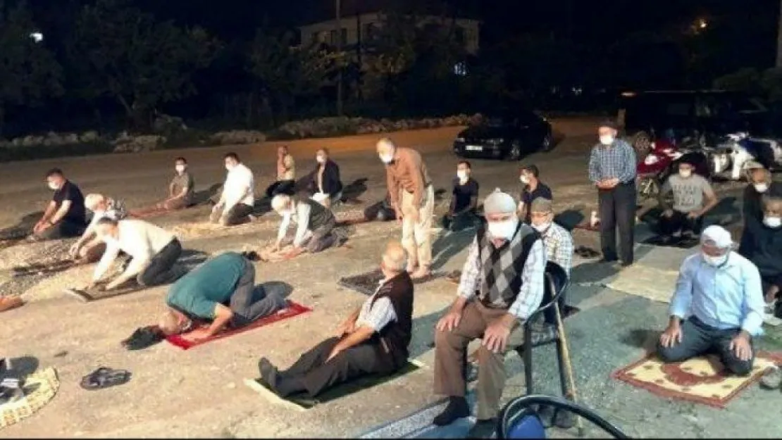 İmama kızıp namazı kıraathane önünde kıldılar