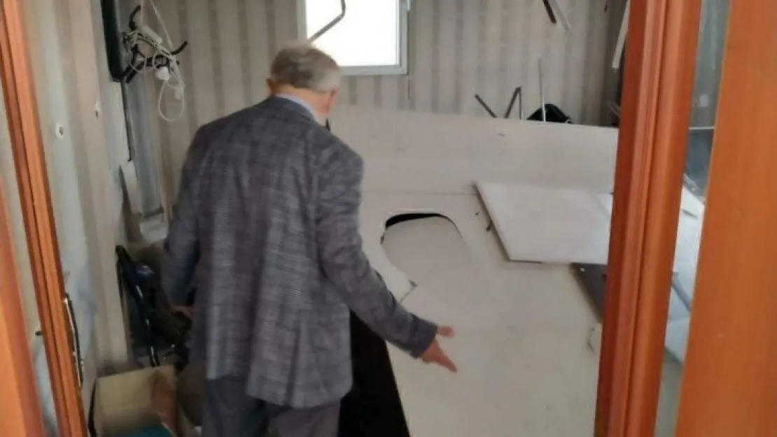 İmamın odasına kapıyı kırıp girdi, eşyalara zarar verdi!