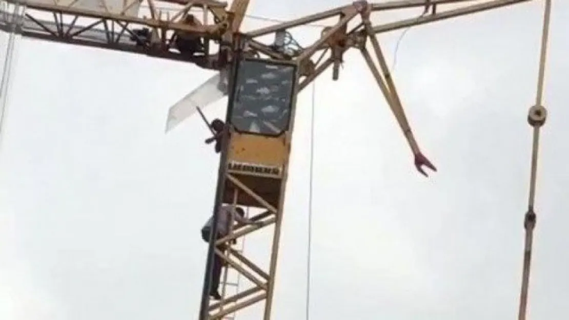 İntihar için inşaatın vincine çıkan şahsı polis aşağıya indirdi