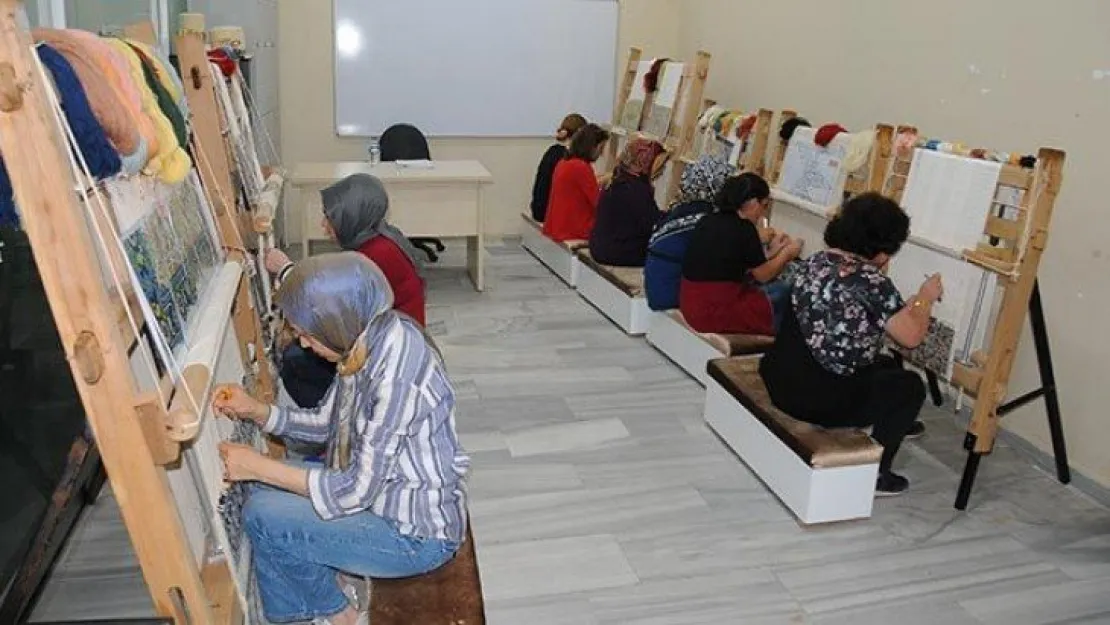 İpek Hereke halısı dokumayı öğreniyorlar