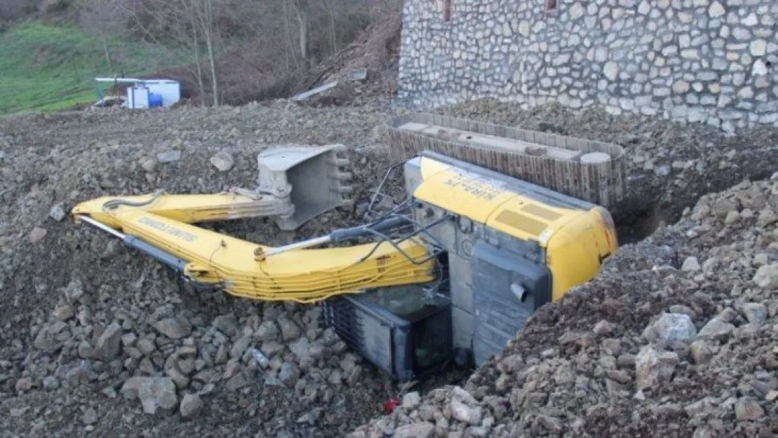 İş makinesi devrildi: 1 yaralı