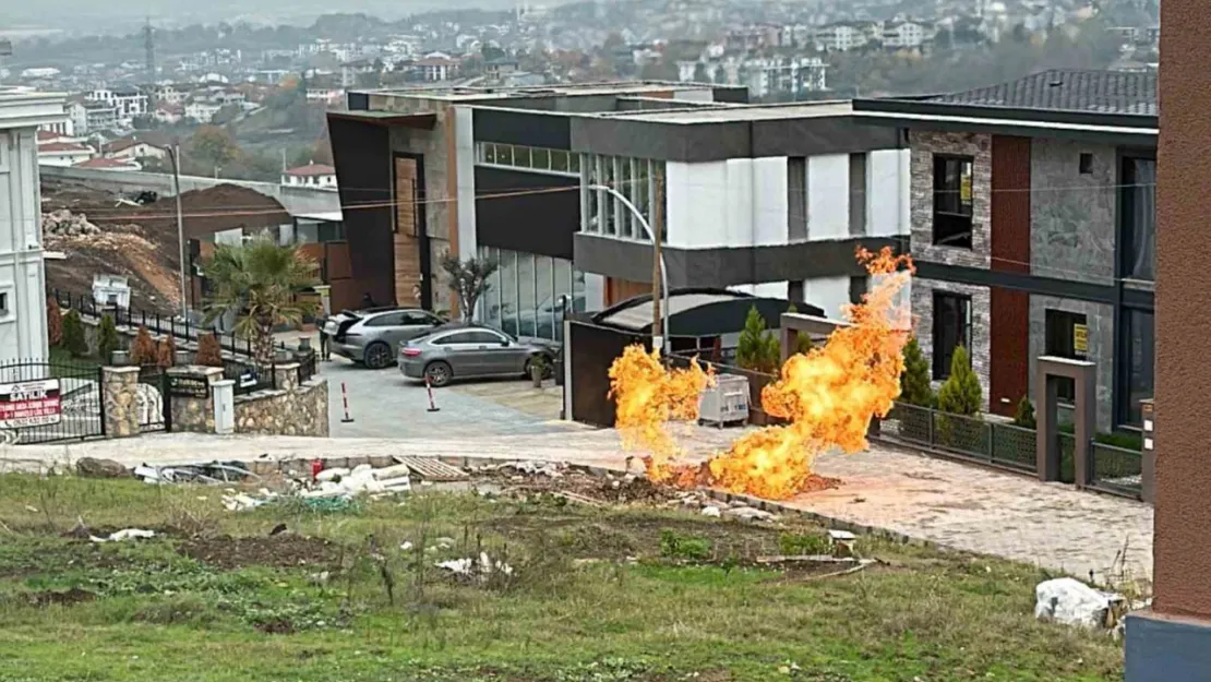 İş makinesi doğal gaz borusuna zarar verdi: Yükselen alevler korkuttu