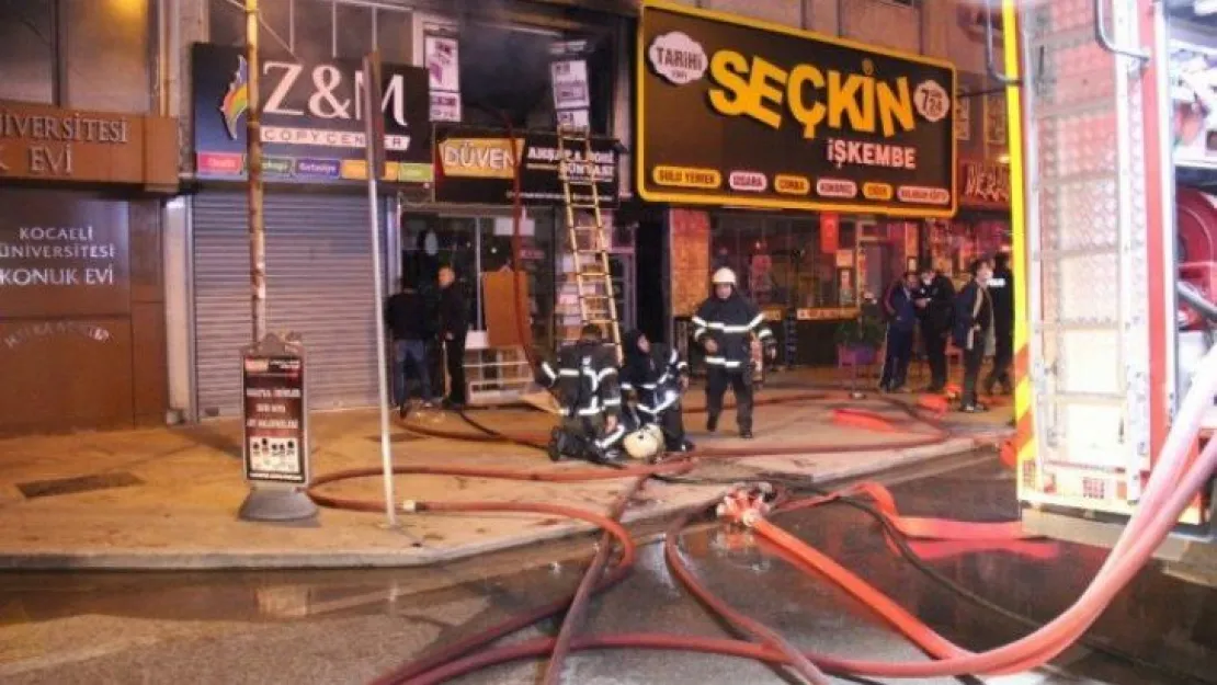 İş yerinde çıkan yangın bina sakinlerini sokağa döktü!
