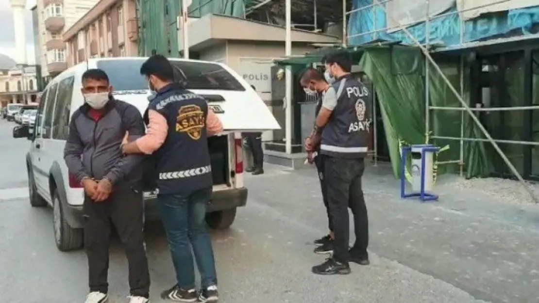 İş yerini soyarken yakalanan hırsızlar tutuklandı!