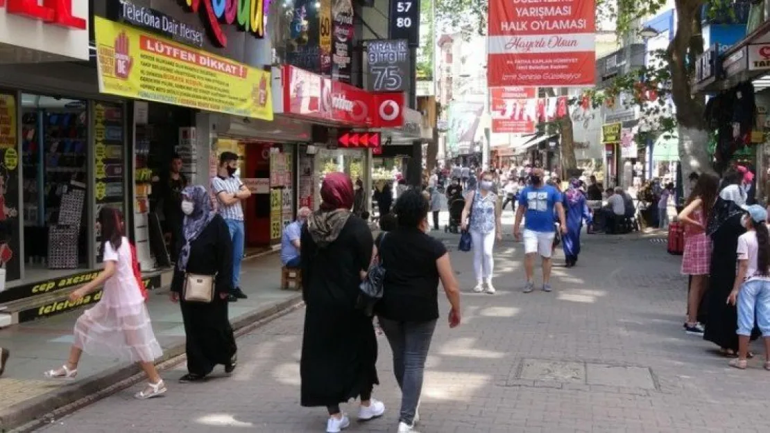 İş yerinin kapısına, tehdit altındaki kadınlar için 'Bize sığının' yazısı astılar