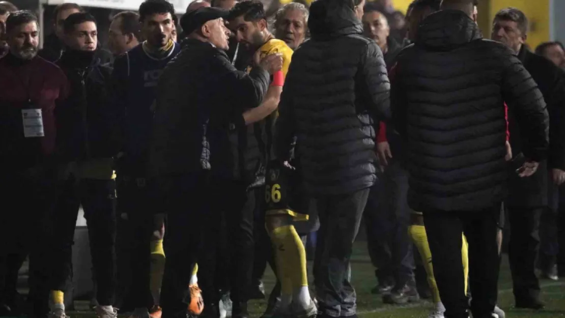 İstanbulspor Başkanı Sarıalioğlu, takımı sahadan çekti