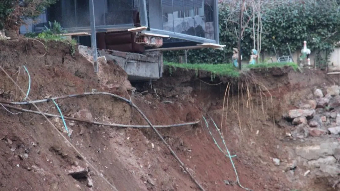 İstinat duvarı çöktü, vatandaşlar büyük korku yaşadı!