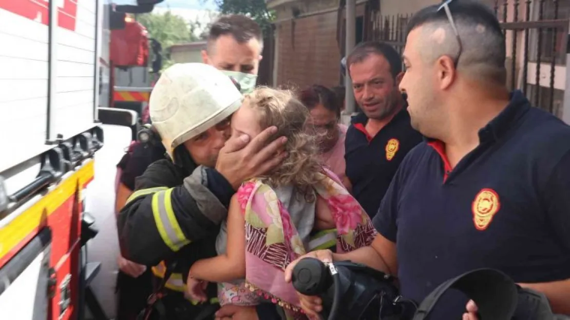Biri bebek 3 kişi balkondan kurtarıldı!