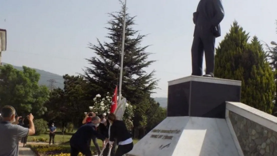 İYİ Parti tam kadro çelenk koydu!