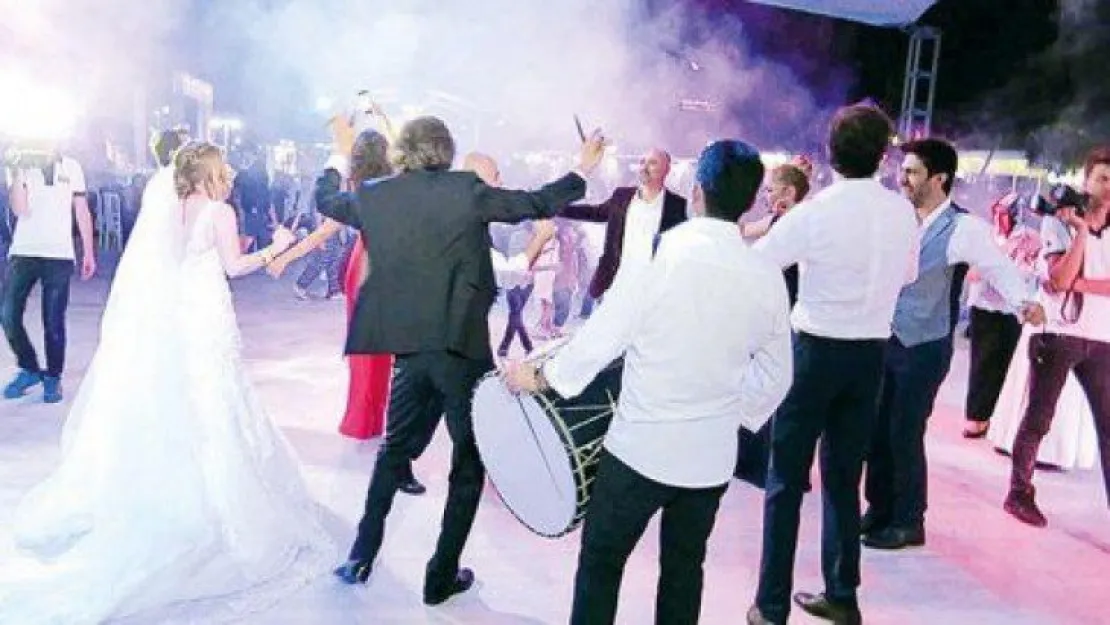 İzinsiz evlenip düğün izni yaparsanız tazminatsız kovulursunuz!