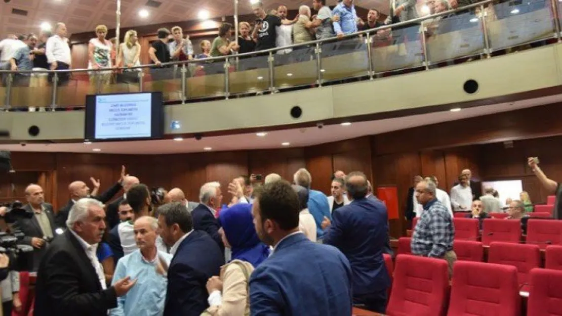 İzmit Belediye Meclisi karıştı
