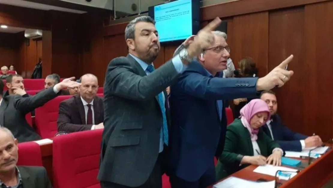 İzmit Belediye Meclisinde Ak Partililerin dediği dedik
