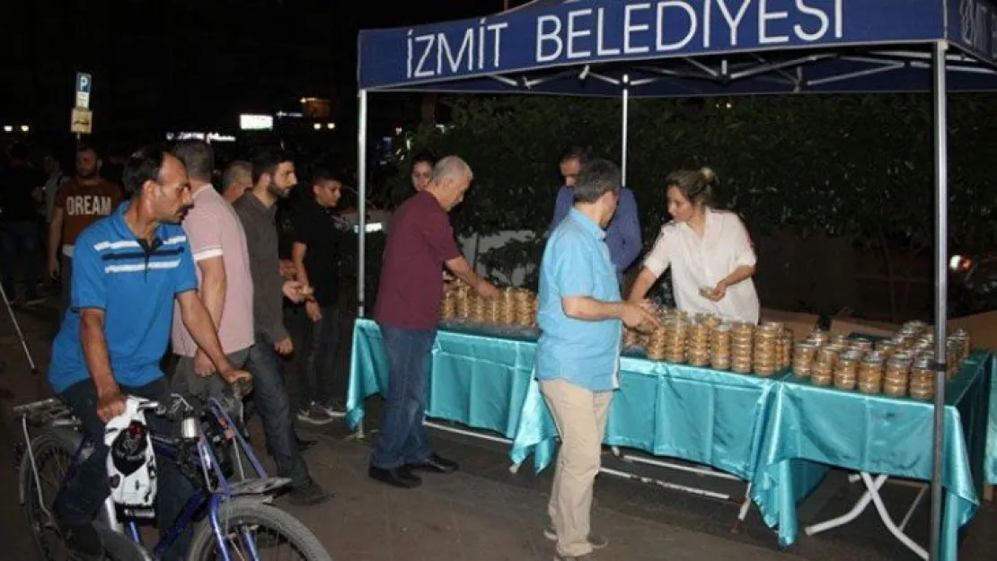 İzmit Belediyesi binlerce helva dağıttı