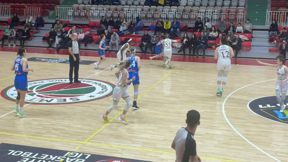 İzmit Belediyespor durdurulamıyor!
