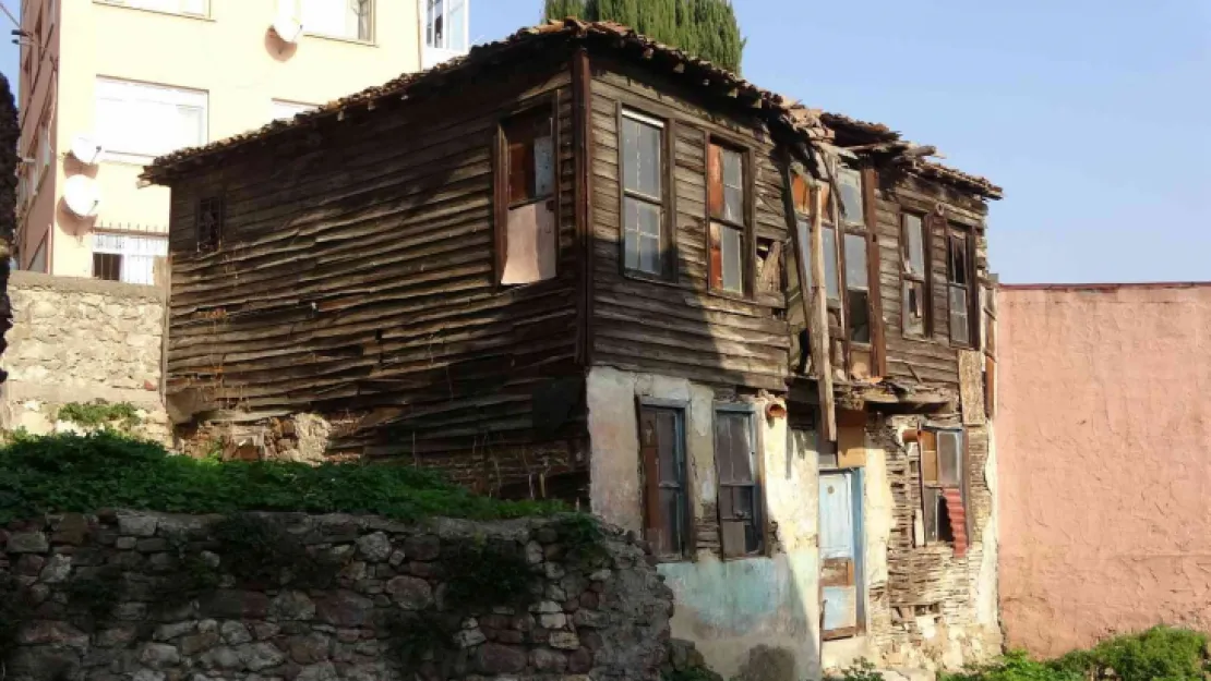 İzmit'in tarihe tanıklık eden evleri bakın ne halde!