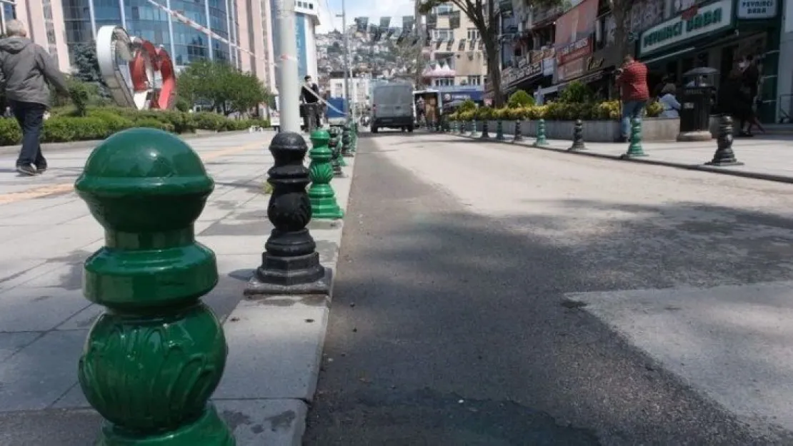 İzmit İnönü Caddesi'ndeki dubalar yeşil-siyaha boyandı