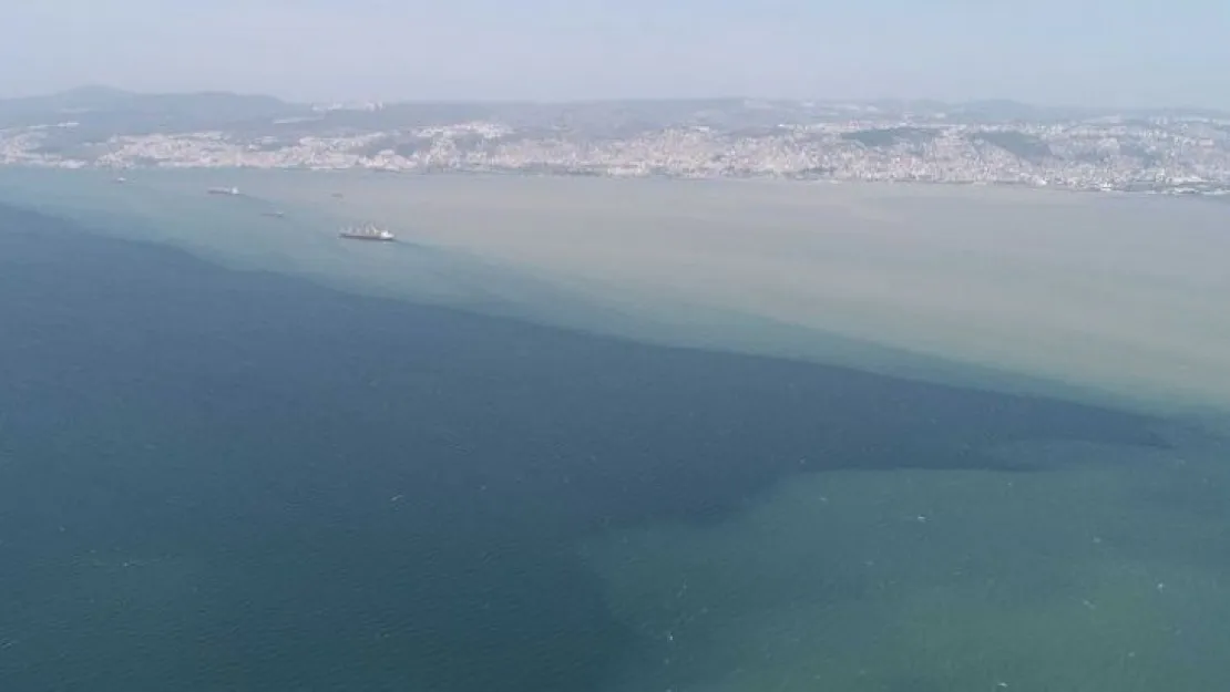 İzmit Körfezi'ne çamurlu su aktı