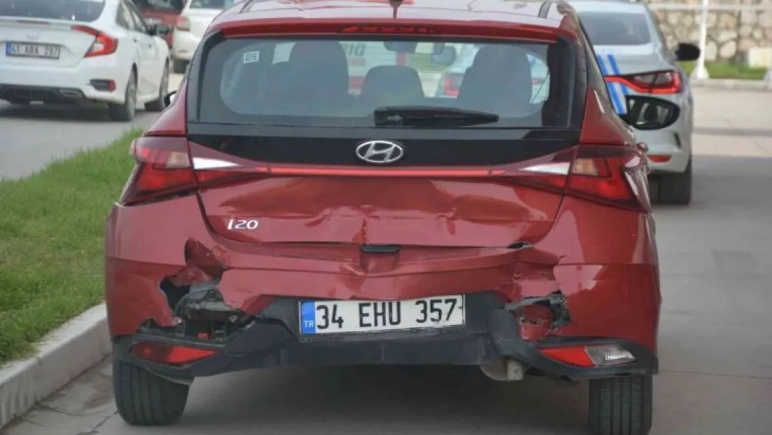 İzmit'te 3 araç kazaya karıştı: 2 yaralı